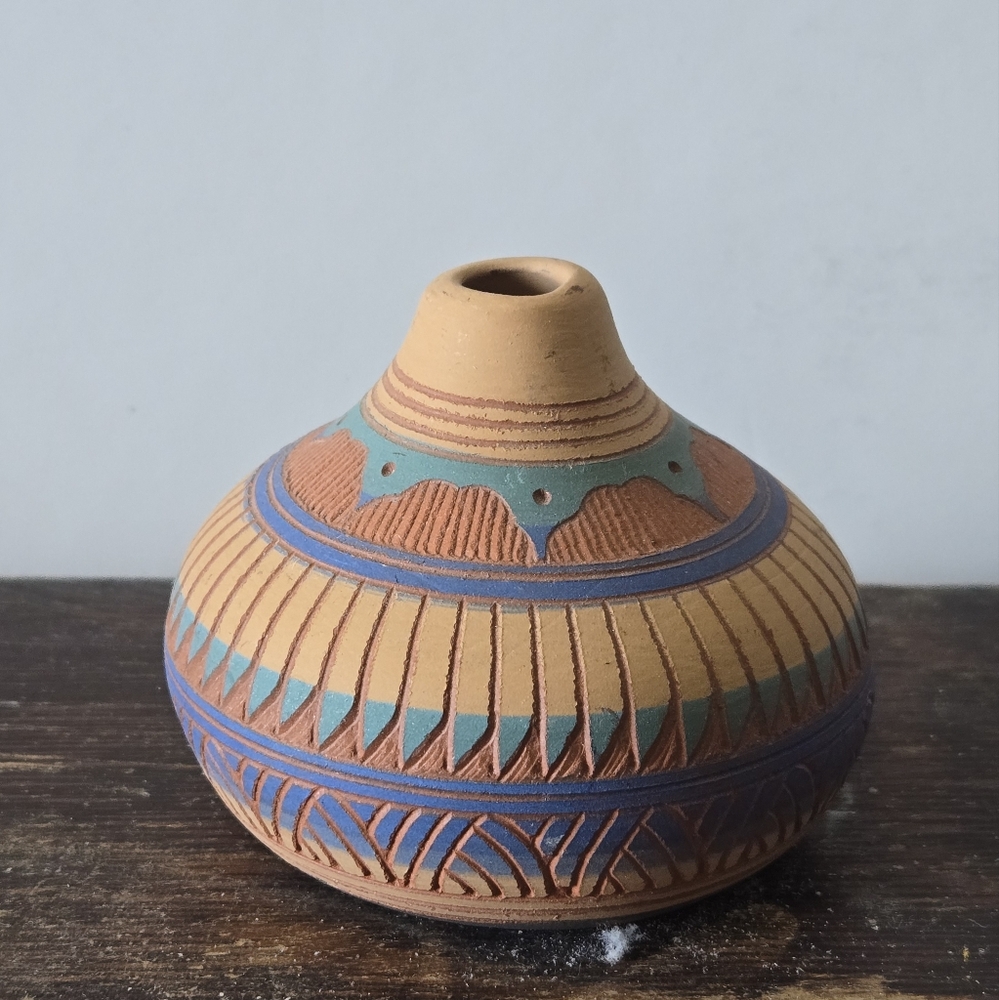 Navajo Miniature Hand-Carved Pottery Vase – Garrett & Tanya Bennett